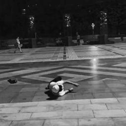 滑板吃瓜女孩,滑板女孩的夏日吃瓜奇遇记