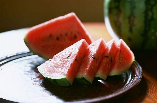 吃瓜的古诗词,品读古典诗词中的“吃瓜”文化