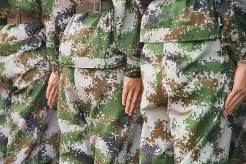 军训吊带背心女吃瓜,女兵吊带背心下的吃瓜瞬间