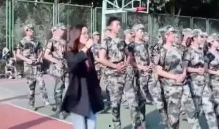 军训吊带背心女吃瓜,女兵吊带背心下的吃瓜瞬间