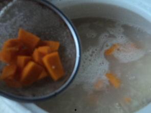 瓜爸吃皮蛋粥,家常美味，温馨滋味