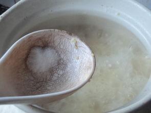 瓜爸吃皮蛋粥,家常美味，温馨滋味